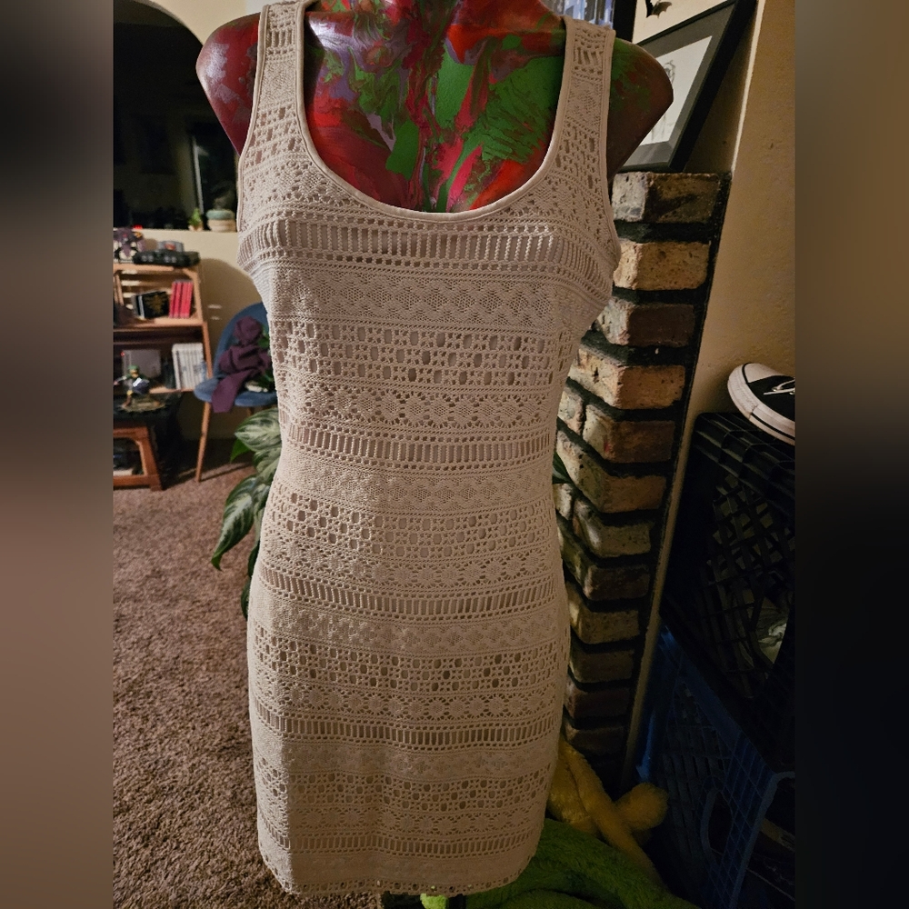 Guess Cream/Ivy Sleeveless Scoop Neck Body Conforming Dress